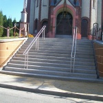 Nowymi schodami do kościoła