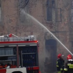 Budynek przy pałacu w Krowiarkach w ogniu